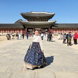 Lauren in hanbok in front of Gyeongbok Palace