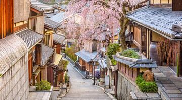 spring street in kyoto japan