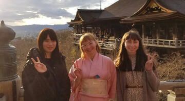 kyoto japan students in kimonos