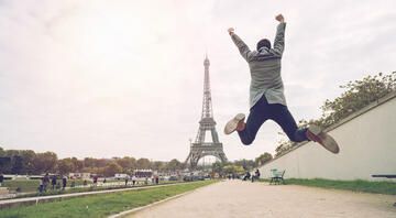 eiffel tower student jumping