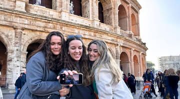 rome-girls-colosseum-selfie