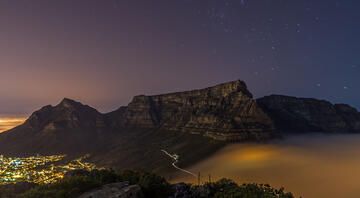 cape-town-starry-night-over-table-mountain