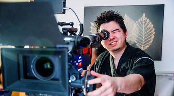 prague-student-behind-camera