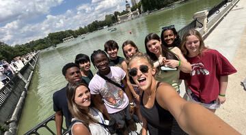 madrid_group-selfie-with-their-program-leader-at-retiro-park.jpg