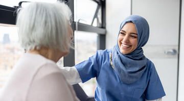 rabat-muslim-nurse-talking-patient