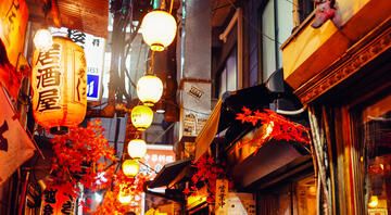 tokyo-alley-laterns-signs