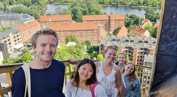 copenhagen-student-group-posing-vor-frelser-kirke