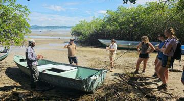 monteverde-students-isla-chira-visit-locals-beach