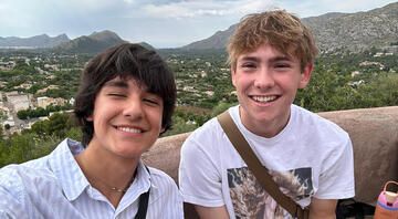 palma-de-mallorca-bellver-castle-students-selfie