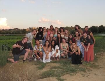 HSSA students posing for a group photo together in Florence