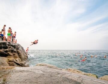 People jumping off the cliffs at 40 foot beach