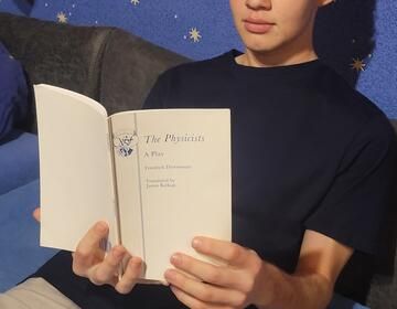 Reading "Die Physiker" in English helped Thomas improve his understanding of the work.