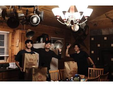 This photo captures the moment Yuhan and his friends finally found their cabin in Maine.