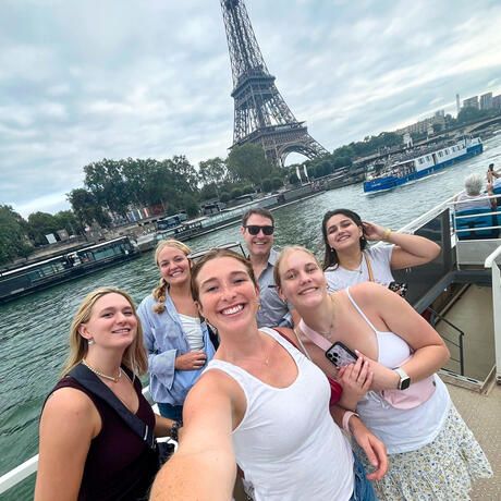 paris-students-boat-eiffel-tower