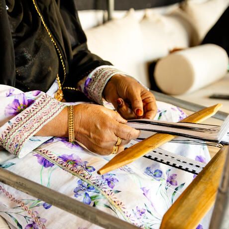 abu-dhabi-woman-weaving