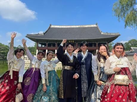 seoul-students-dressed-in-hanbok.jpg