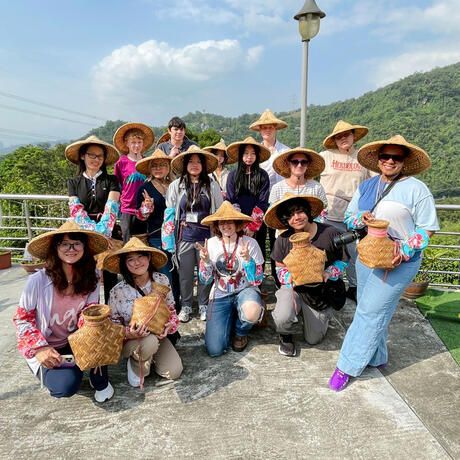 taipei-students-holding-woven-baskets-tea-farm