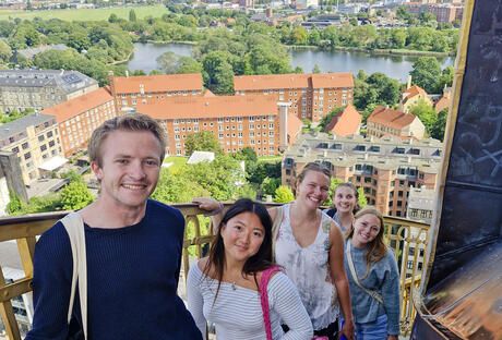 copenhagen-student-group-posing-vor-frelser-kirke