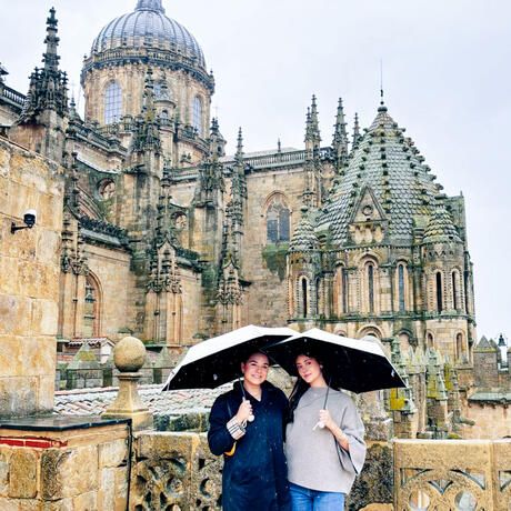 madrid-two-girls-umbrellas-salamanca-trip