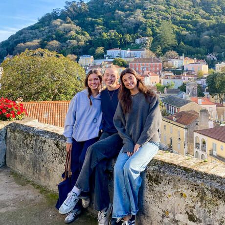 lisbon-three-girls-posing-sintra