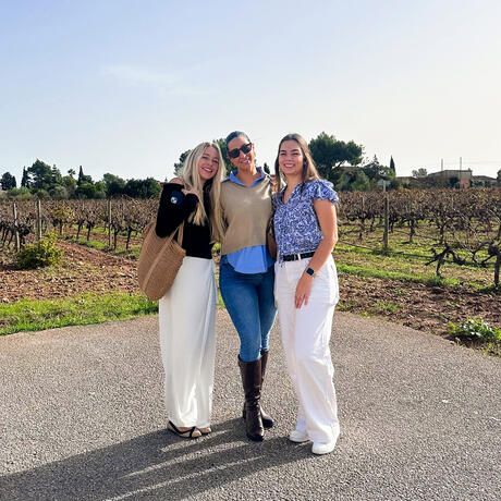 palma-three-female-students-vineyard-tour