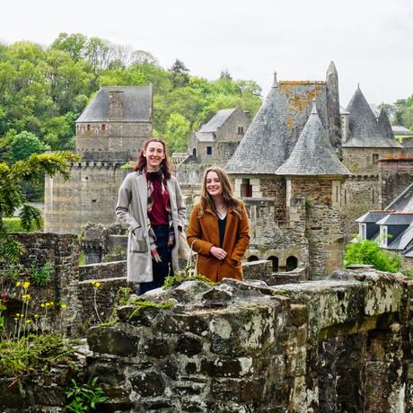 rennes-two-girls-posing-castle-fougeres