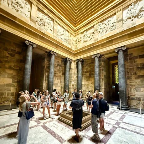 melbourne-students-touring-shrine-rememberance