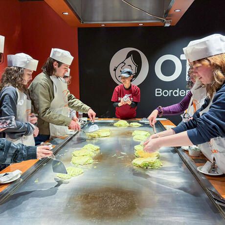 kyoto-students-cooking-okonomiyaki