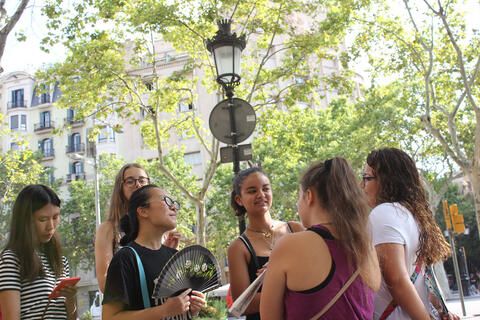 High schoolers on tour of the streets of Barcelona