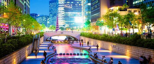 seoul cheonggyechon park at night