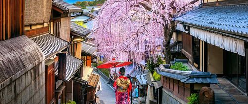 kimono-higashiyama-district-in-spring-kyoto-in-japan.jpg
