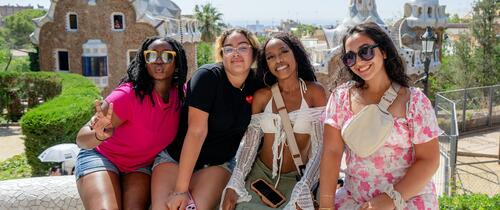 barcelona-hssa-four-girls-posing-parc-guell