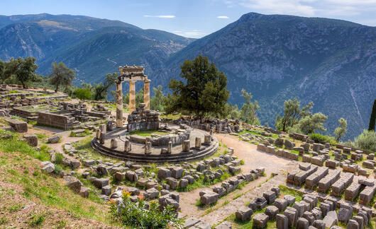 delphi ruins abroad greece
