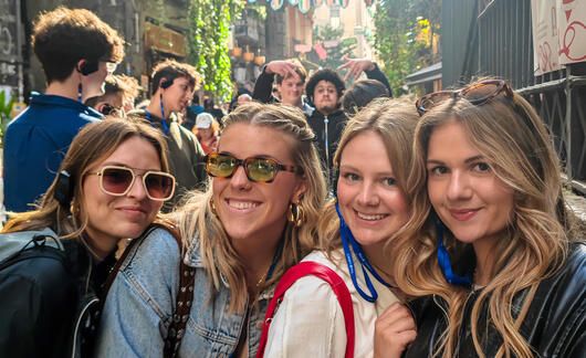 florence-girls-posing-naples