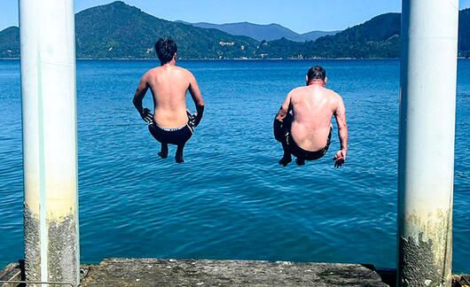 melbourne-two-guys-jumping-off-dock