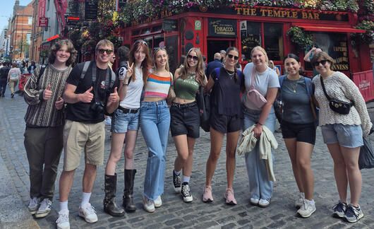 dublin-students-walking-around-temple-bar.jpg