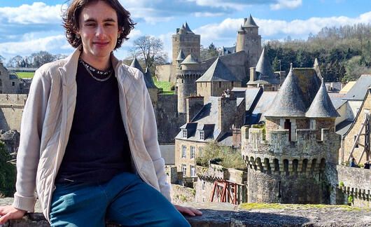 rennes-male-student-overlooking-castle
