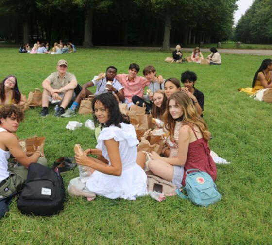 HSSA Paris students lunch picnic