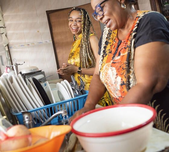 legon student doing dishes with host mom