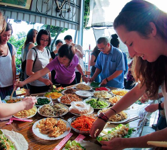 taipei students making traditional spring rolls