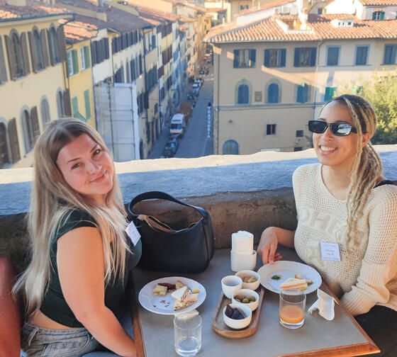 florence-meals-two-female-students-eating-lunch-rooftop-terrace