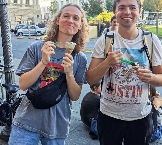 florence-meals-two-male-students-eating-gelato