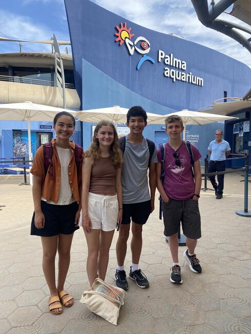students at aquarium 