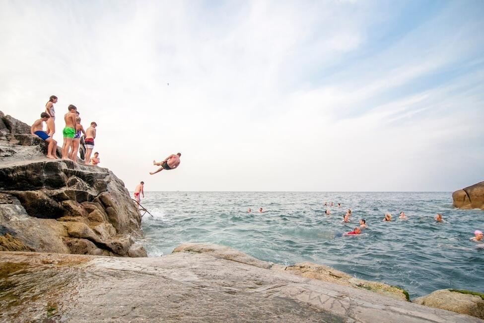 People jumping off the cliffs at 40 foot beach