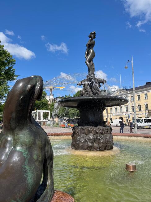 statue