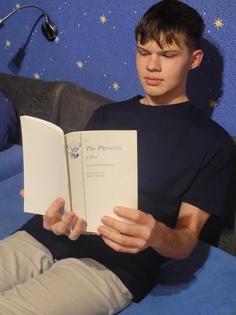 Reading "Die Physiker" in English helped Thomas improve his understanding of the work.