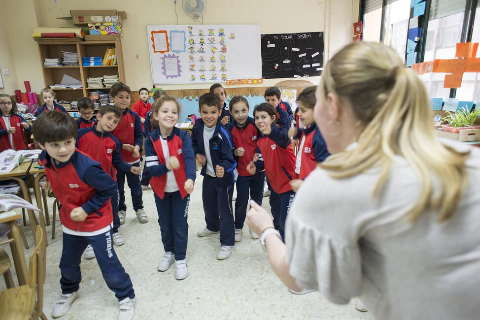 Teach in Spain language and culture assistant with her students