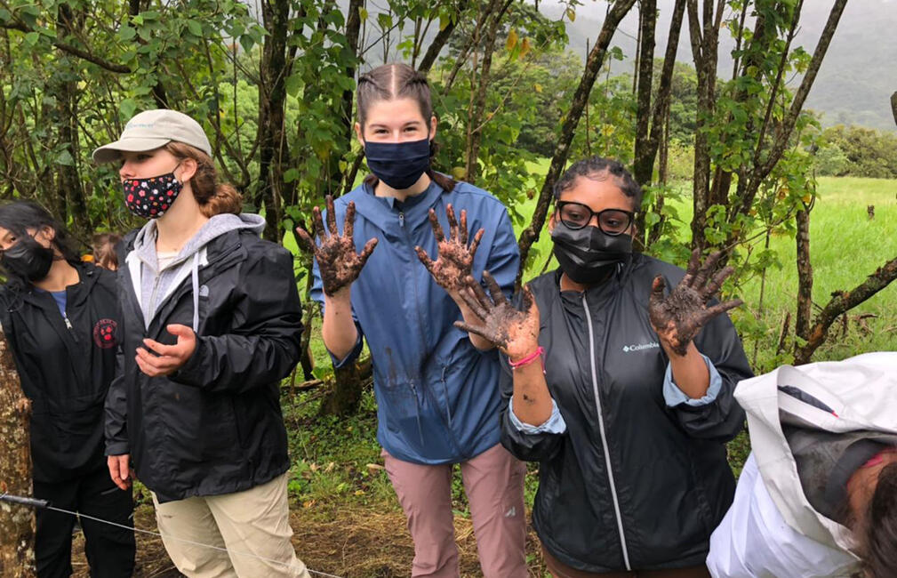 monteverde sutdents abroad muddy hands