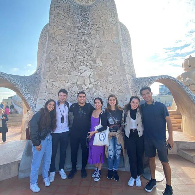 barcelona monument students smile
