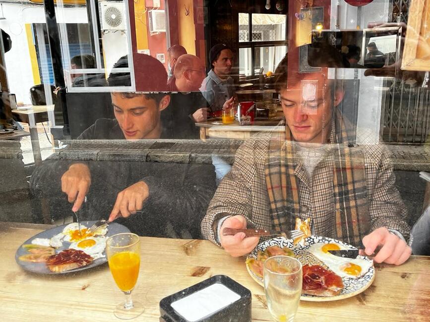 seville students eat breakfast together